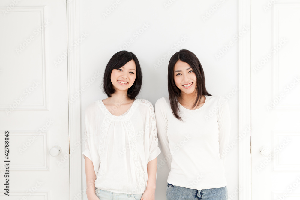 一个有两扇门的年轻亚洲女人