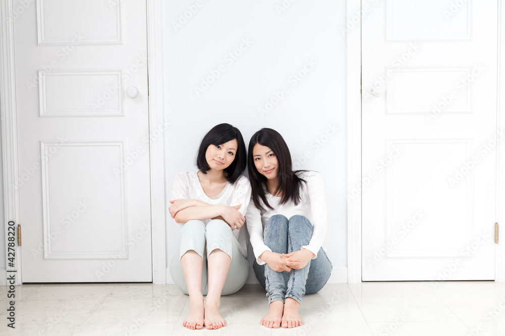 一个有两扇门的年轻亚洲女人