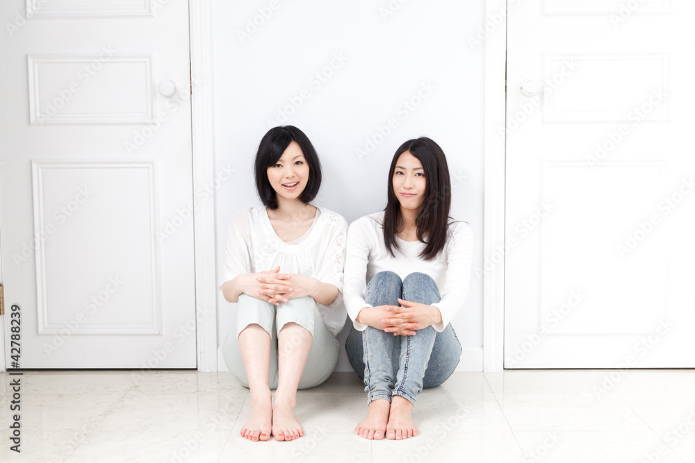 一个有两扇门的年轻亚洲女性