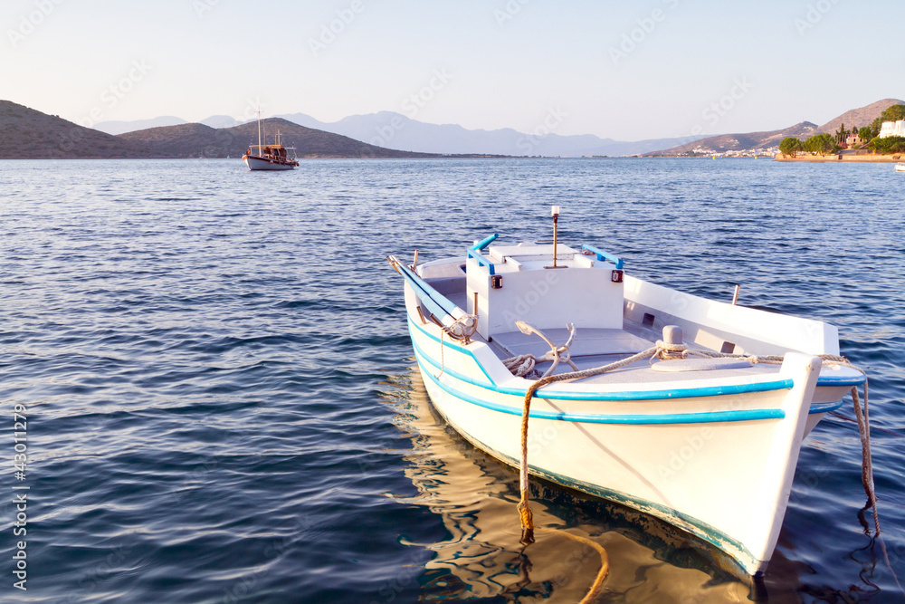 克里特岛海岸的白色希腊船