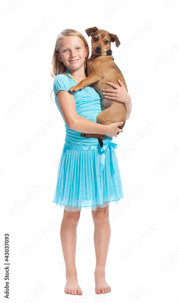 年轻女孩抱着她的狗