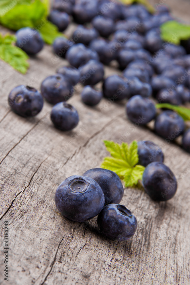 木桌上的新鲜蓝莓