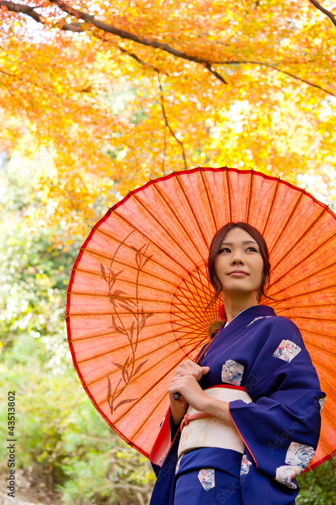 秋天的日本和服女人