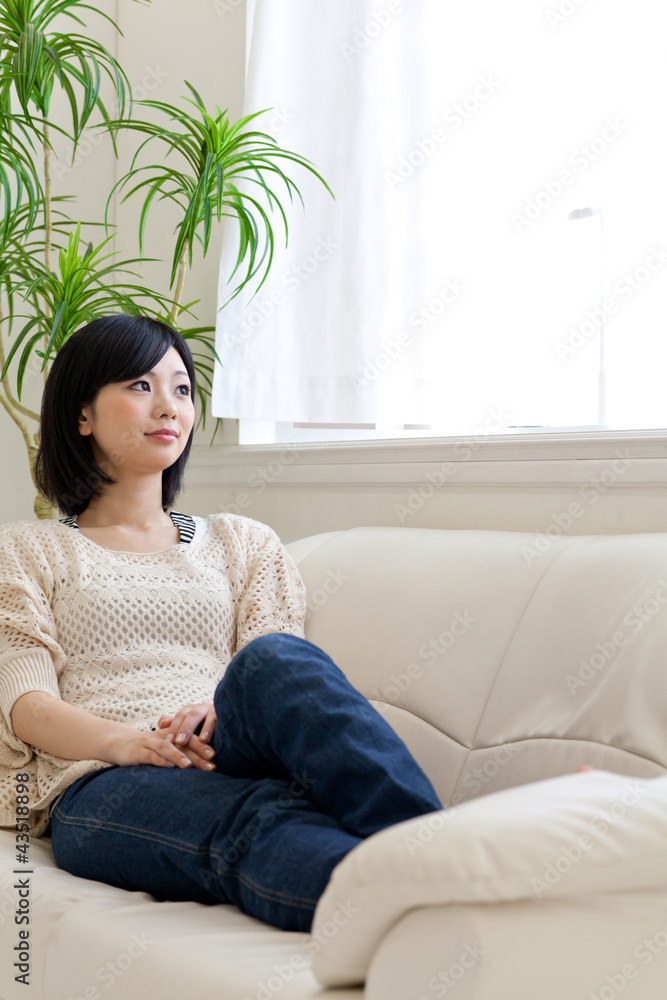 一个年轻的亚洲女人在放松