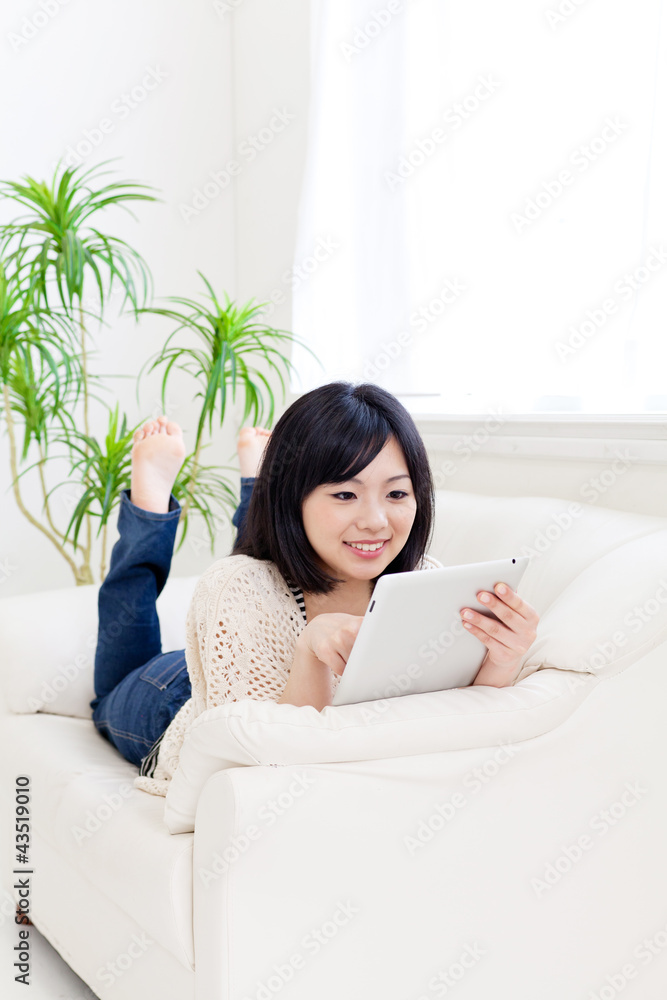 一位使用平板电脑的年轻亚洲女性