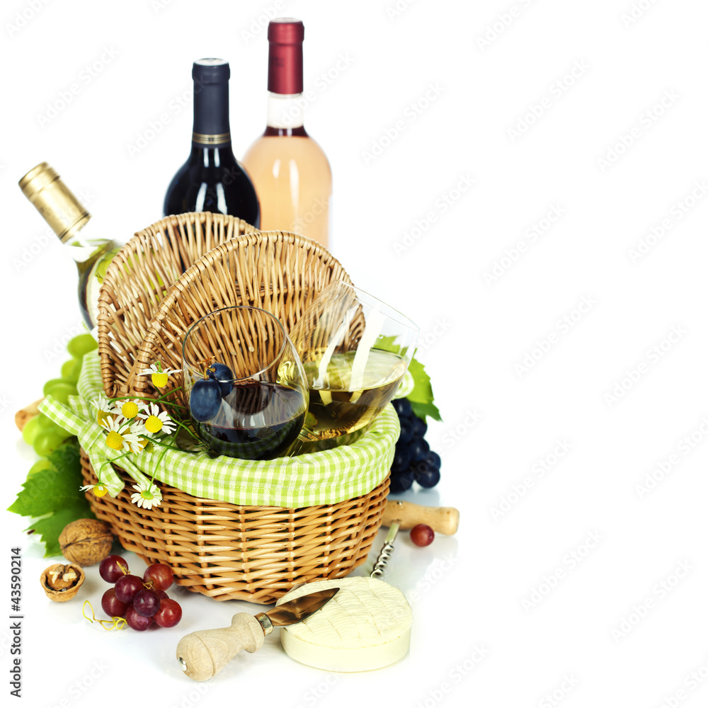 带葡萄酒和葡萄的野餐篮