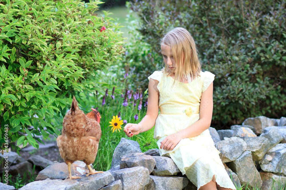 花园里的金发女孩和小鸡