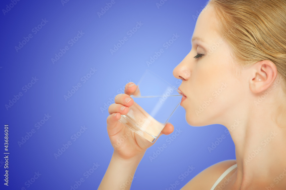 健康女孩喝一杯干净的水