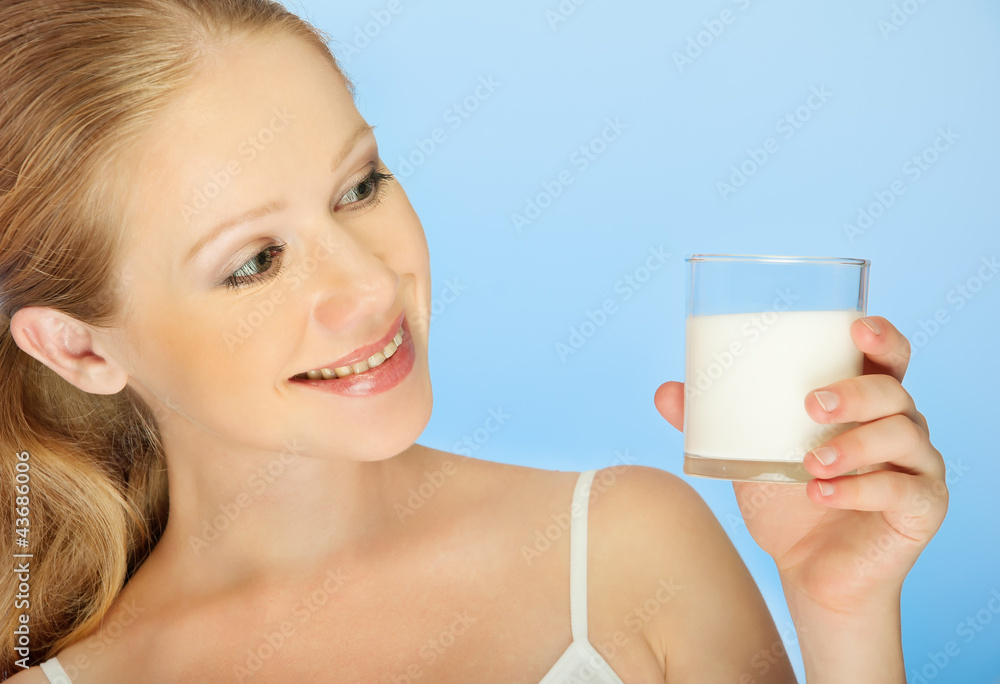 美丽健康的女孩喝一杯牛奶