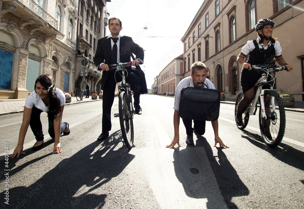 商人与自行车竞争，在城市中奔跑