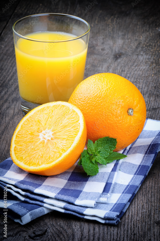 一杯橙汁和新鲜水果