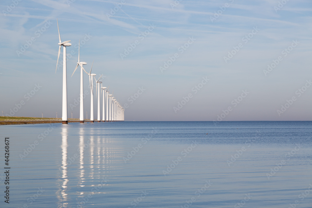 平静大海中的荷兰海上风力涡轮机