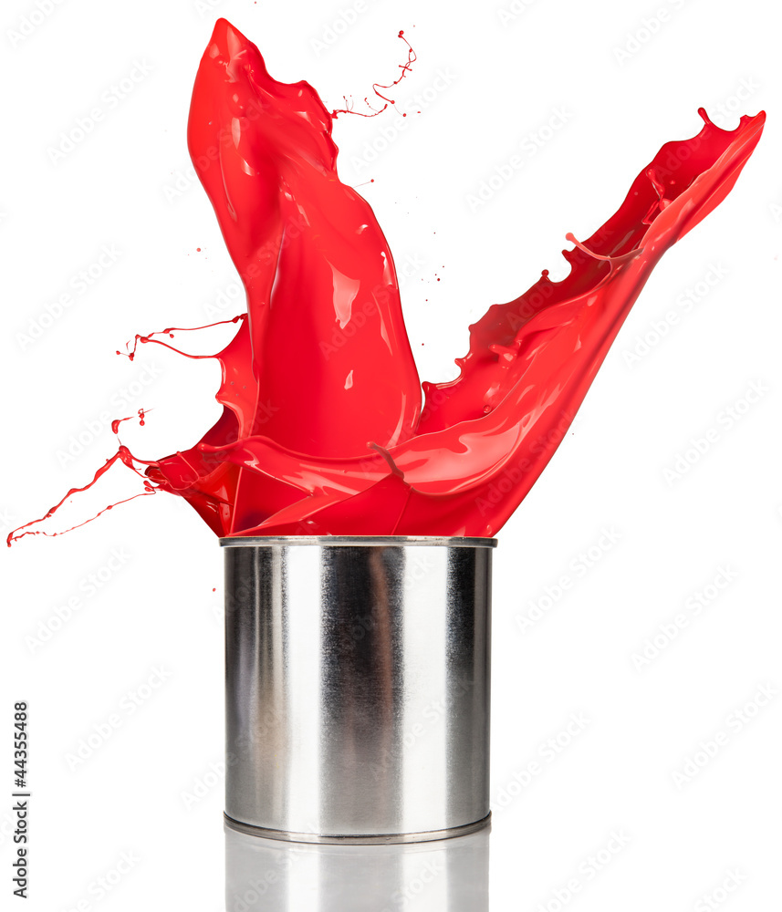 红色油漆从罐子里溅出来，在白色背景上隔离