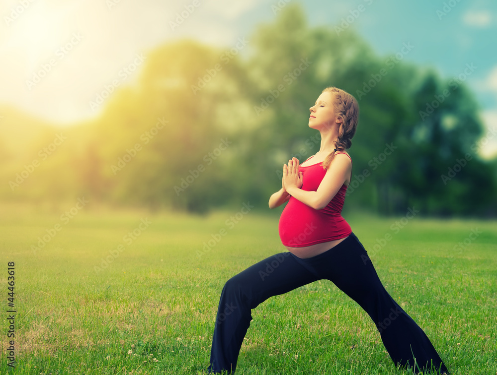 健康孕妇在大自然中做瑜伽