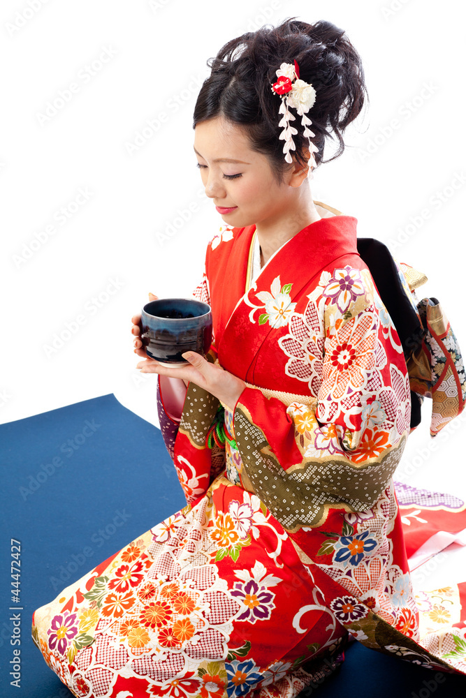 喝日本茶的日本和服女人