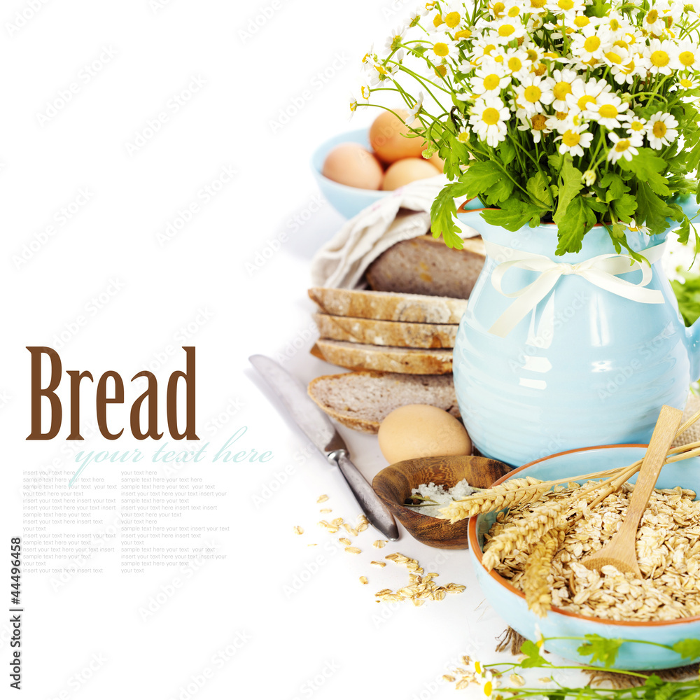 面包、鸡蛋、燕麦和鲜花