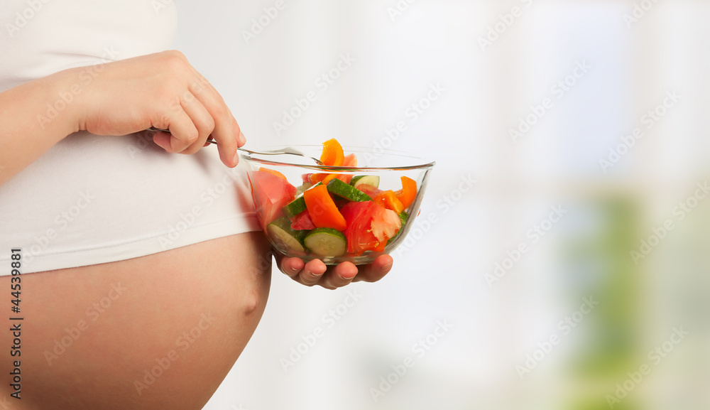 健康营养与怀孕。孕妇与蔬菜sa