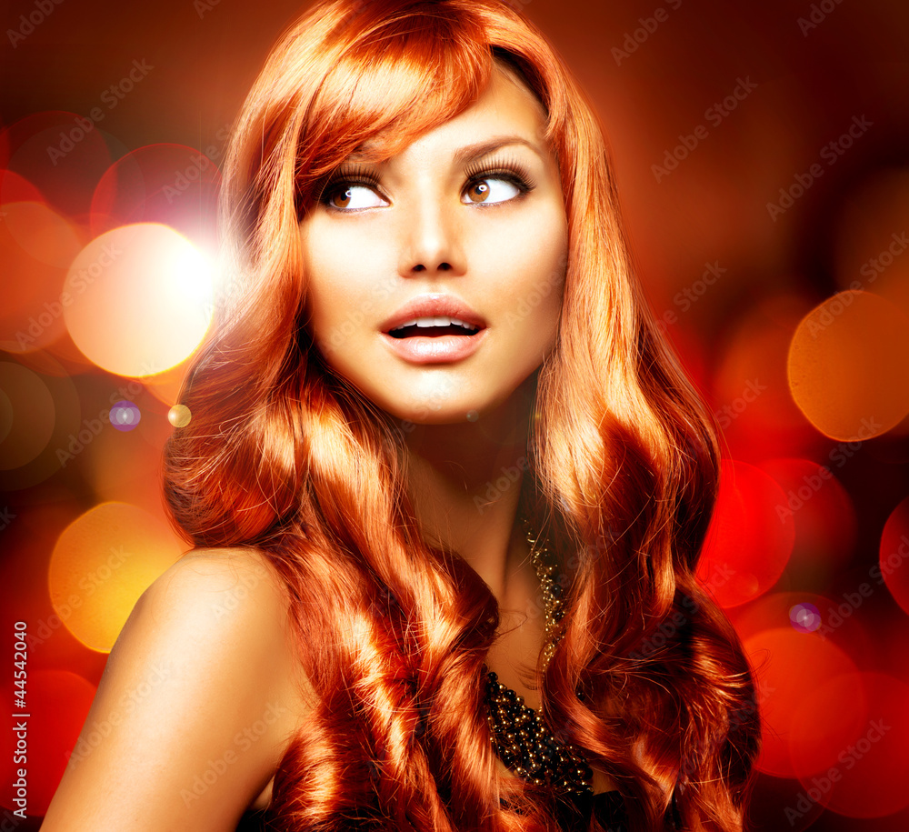 美丽的女孩，闪亮的红色长发，闪烁的背景