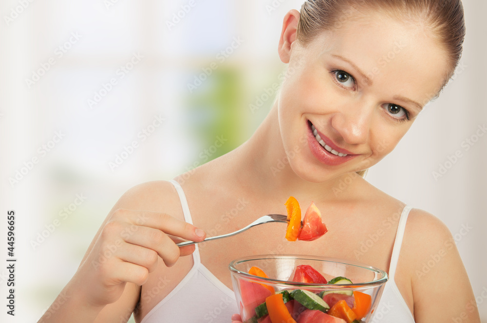 年轻健康女性吃蔬菜沙拉