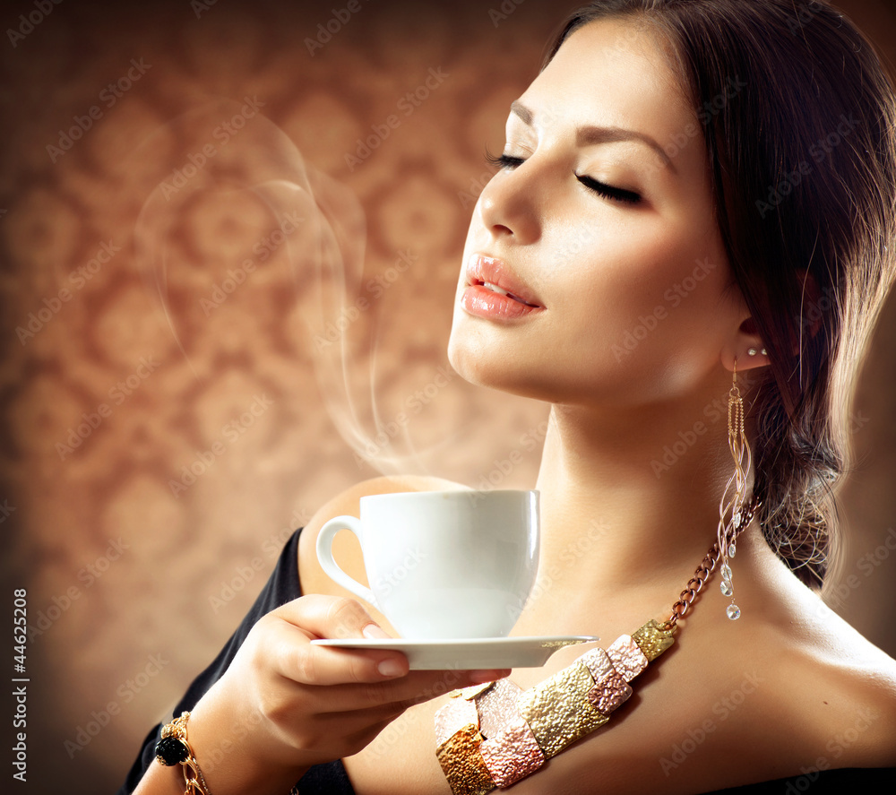 一杯咖啡或茶的美女