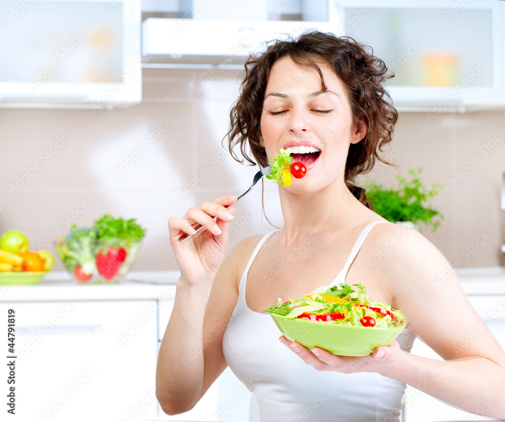 饮食。健康的年轻女性吃蔬菜沙拉