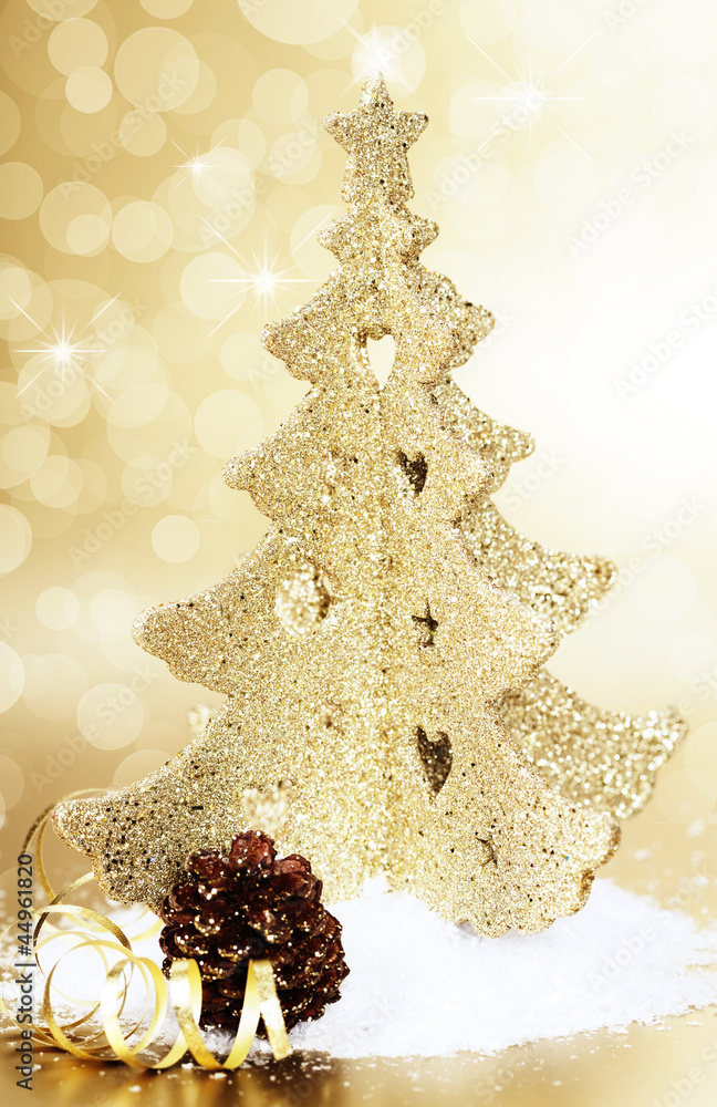 金色圣诞树和圆锥体
