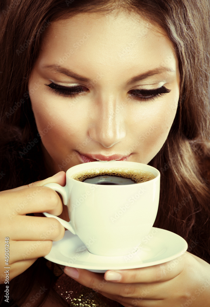 喝咖啡或茶的漂亮女孩