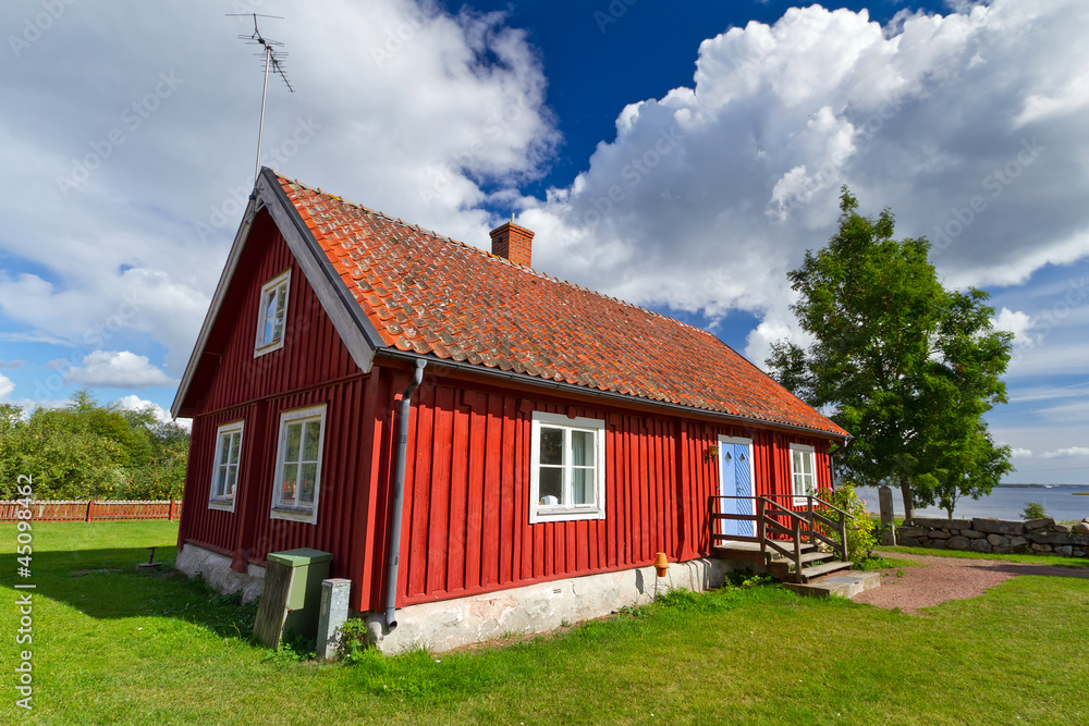 传统的红色瑞典小屋