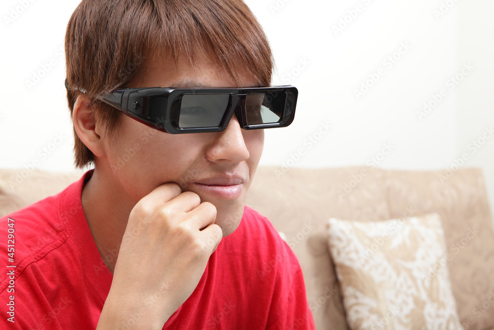 戴3D眼镜看3D电影的男人