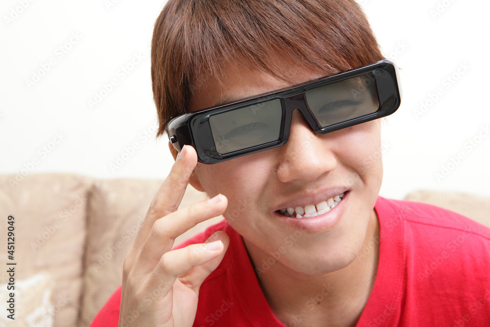 戴着3D眼镜的男人微笑着看3D电影