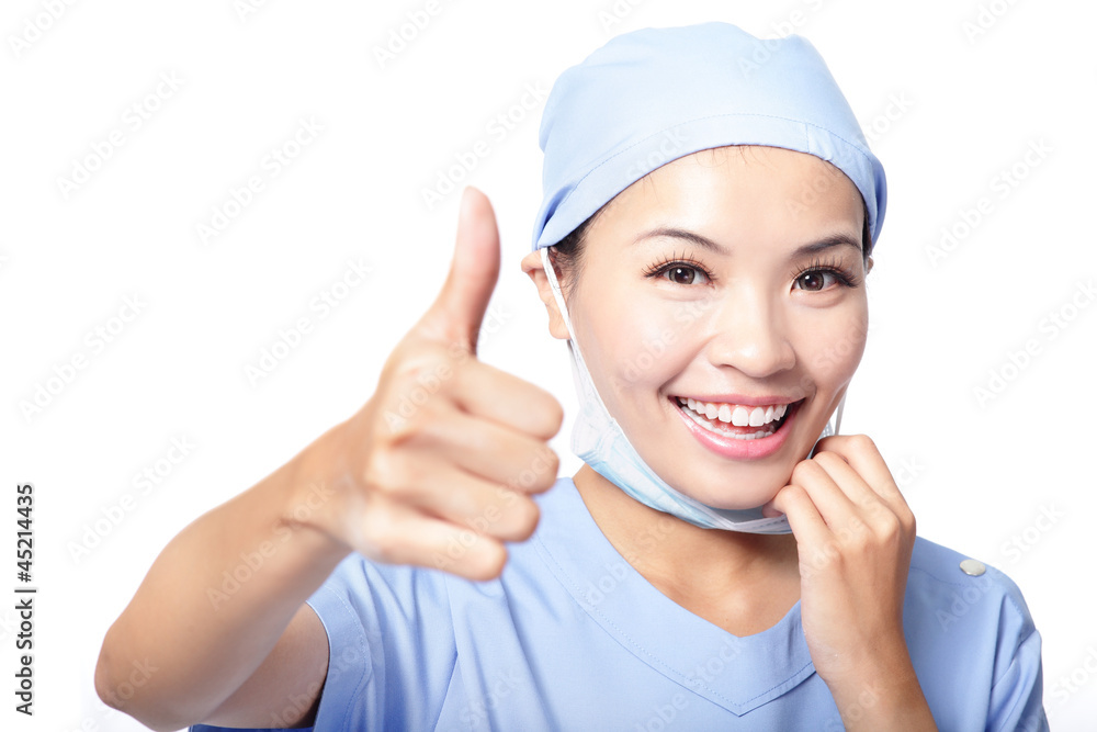外科医生女医生高兴地竖起大拇指