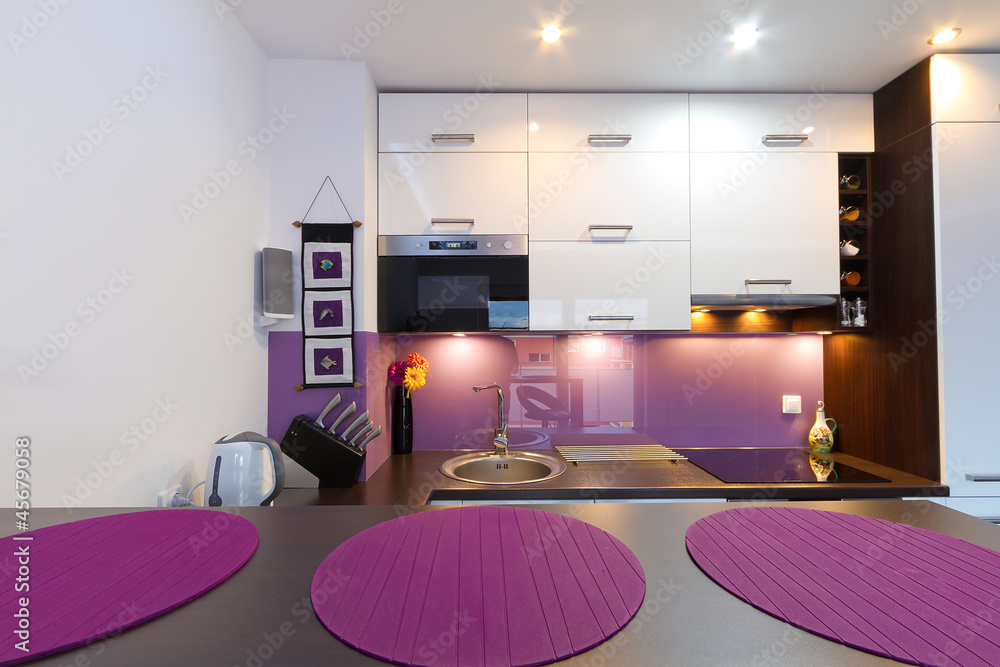 现代白色和紫色厨房内部
