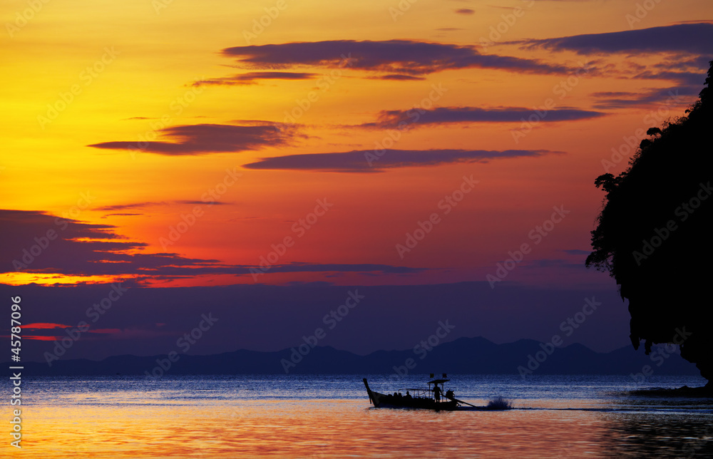 日落时的热带海滩，泰国安达曼海