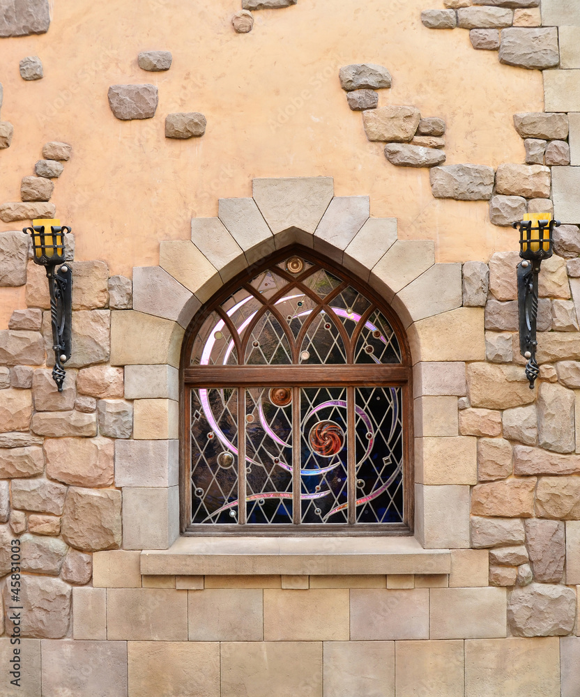 石墙拱形窗户