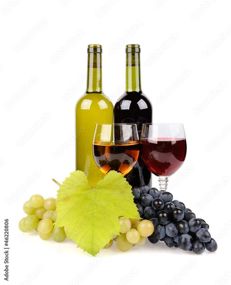 酒瓶、玻璃杯和葡萄