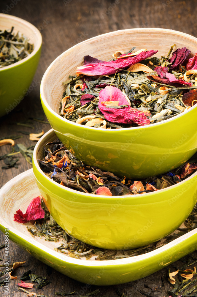 干绿茶和花茶的混合物