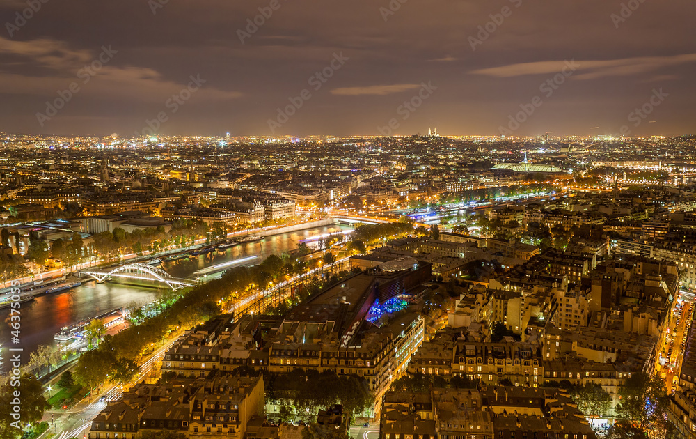 从埃菲尔铁塔看巴黎和塞纳河。法国