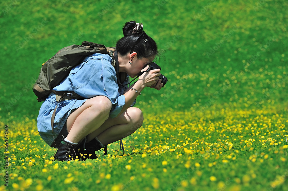 野外带数码相机的自然摄影师。
