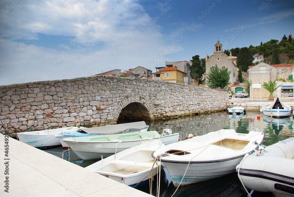 克罗地亚达尔马提亚的旧石桥和停泊的船只