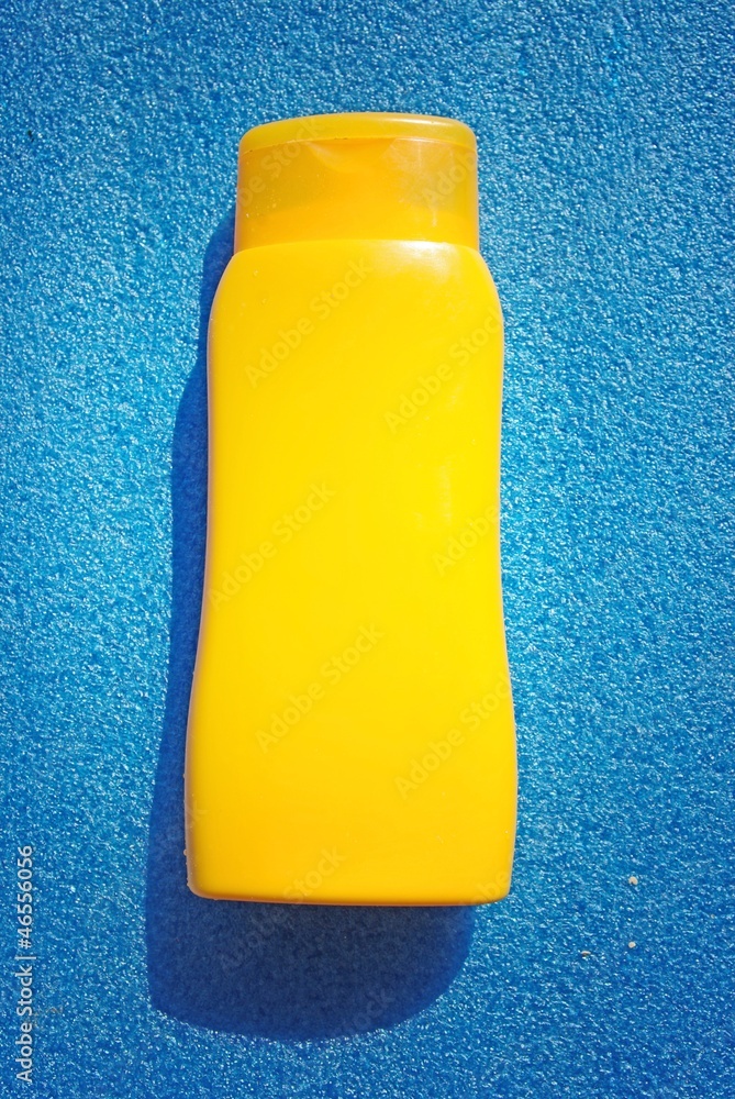 日光浴-防晒霜或泡沫垫防晒油