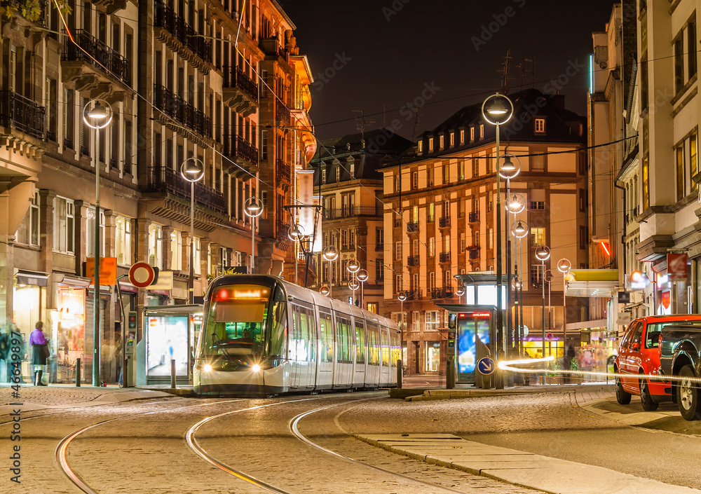 斯特拉斯堡市中心的现代有轨电车。法国，阿尔萨斯