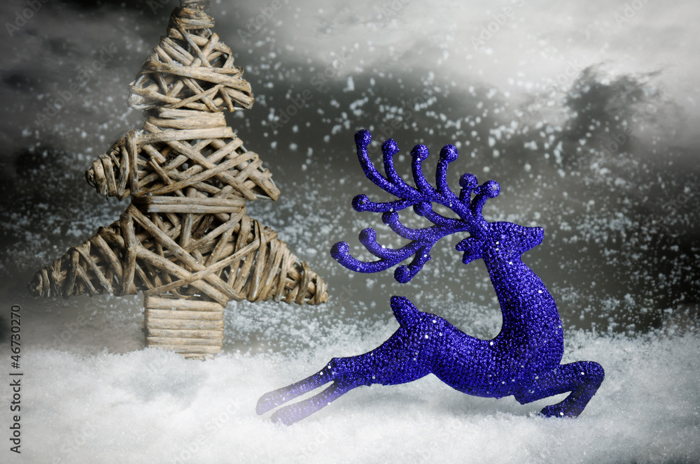圣诞鹿在雪地里奔跑