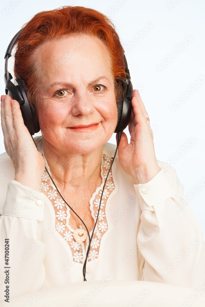 老太太在听音乐