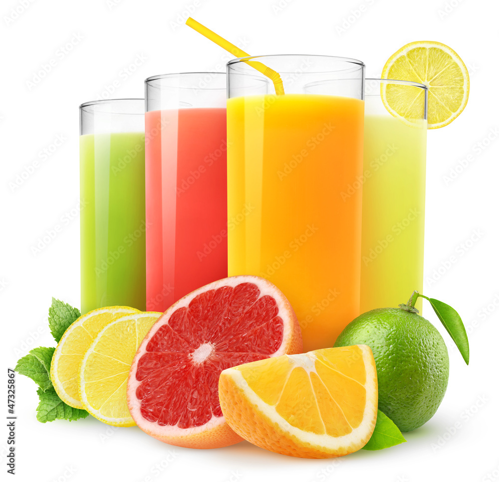 隔离饮料。一杯新鲜柑橘汁（橙子、葡萄柚、柠檬、酸橙）和切好的水果iso