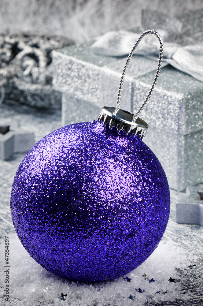 银色背景的紫色圣诞饰品