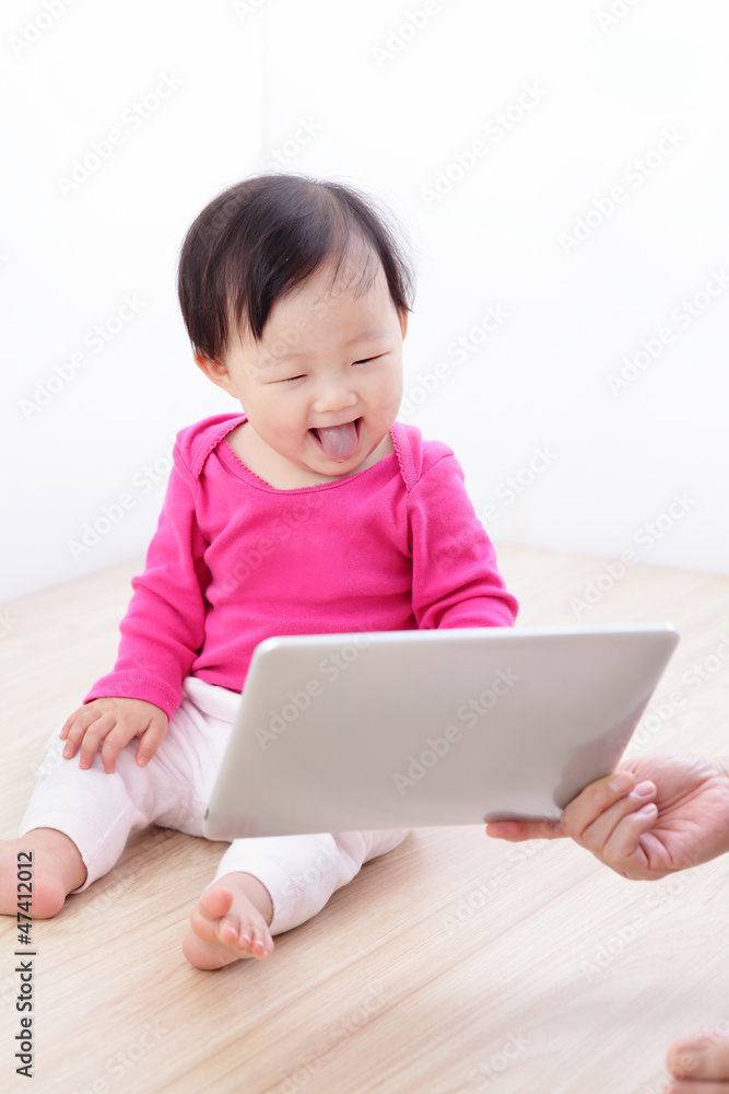 女孩宝宝看平板电脑很兴奋