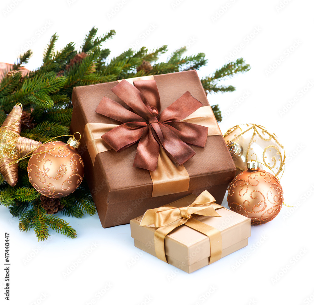 白色背景隔离的圣诞装饰和礼品盒