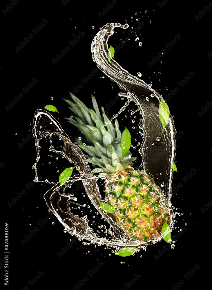 飞溅在水中的菠萝，在黑色背景上隔离