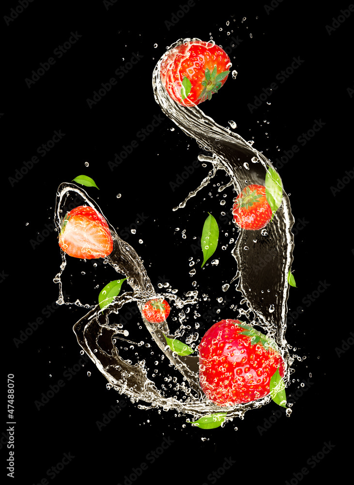 草莓在水中飞溅，在黑色背景下隔离