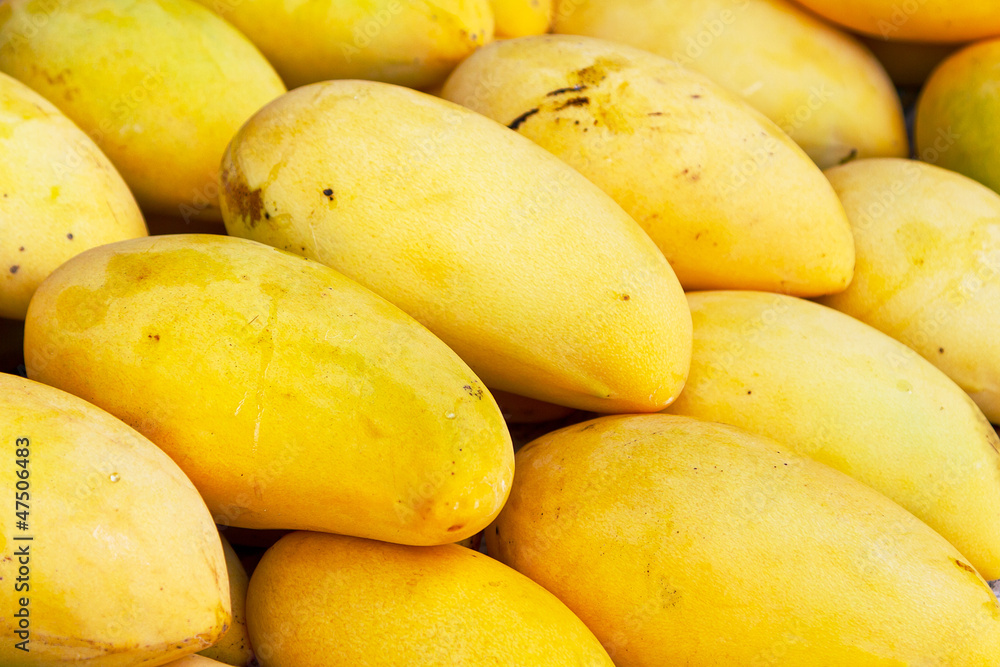 泰国当地市场上的芒果水果